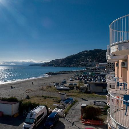 Hotel Sirenella Меле Екстериор снимка