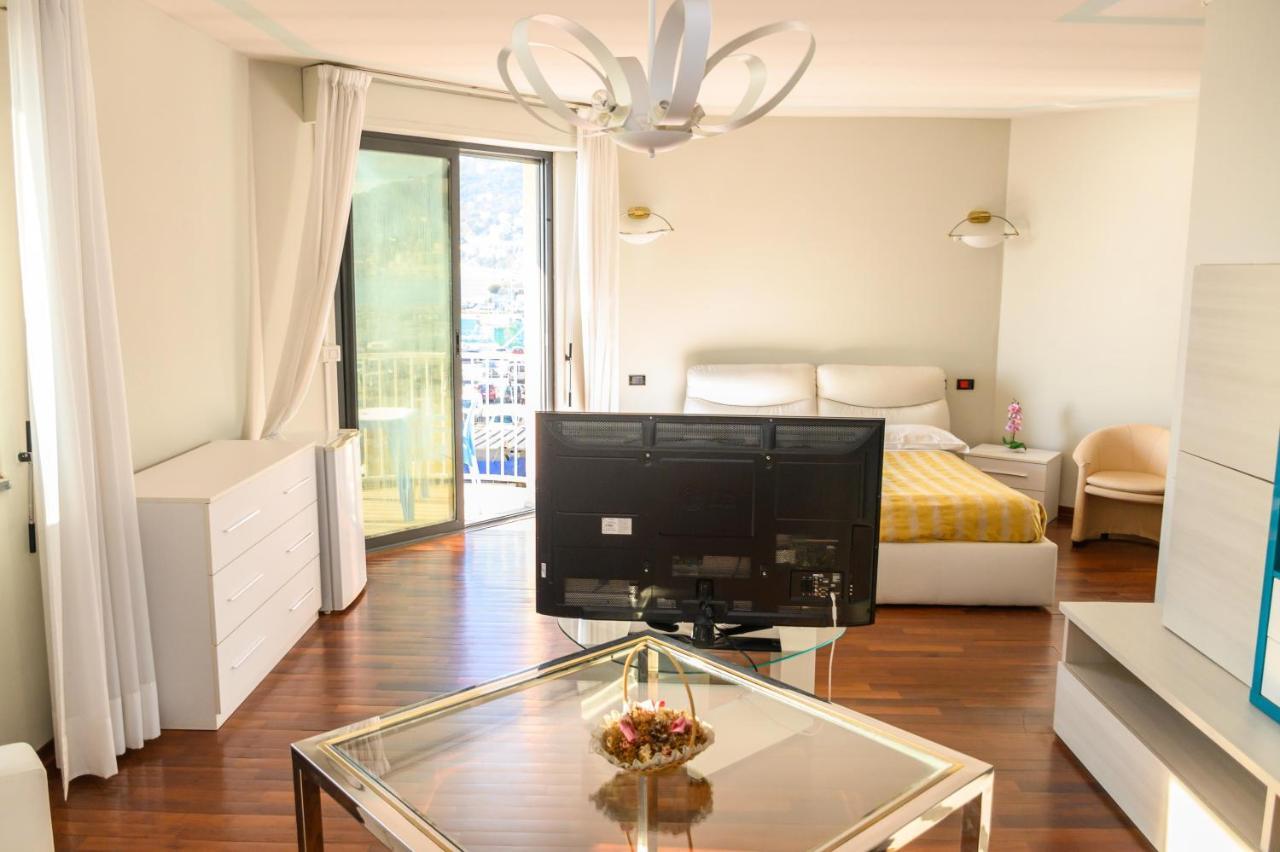 Hotel Sirenella Меле Екстериор снимка