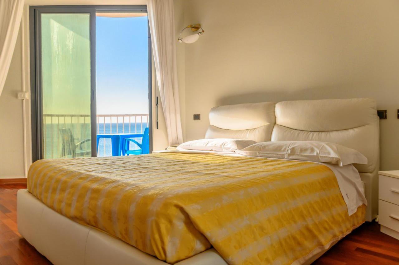 Hotel Sirenella Меле Екстериор снимка
