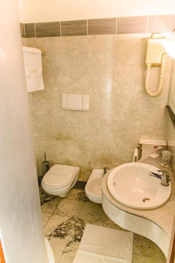 Hotel Sirenella Меле Екстериор снимка