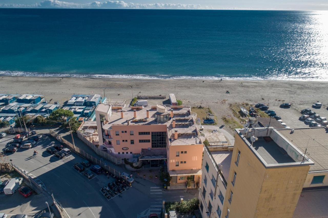 Hotel Sirenella Меле Екстериор снимка