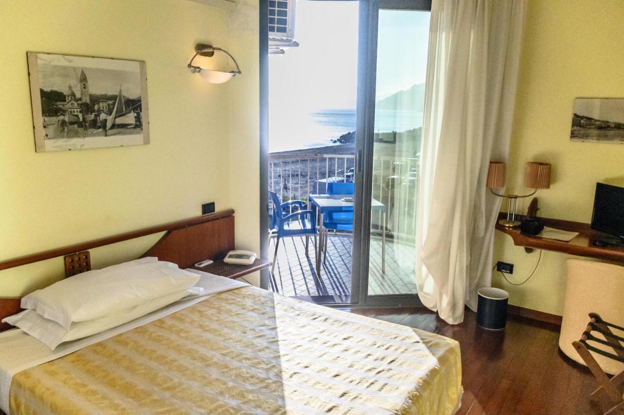 Hotel Sirenella Меле Екстериор снимка