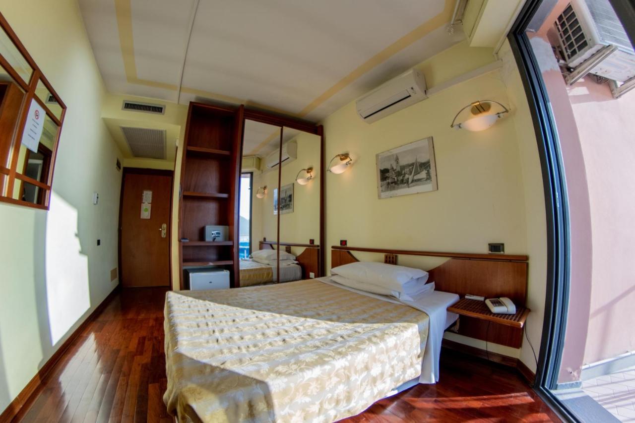 Hotel Sirenella Меле Екстериор снимка