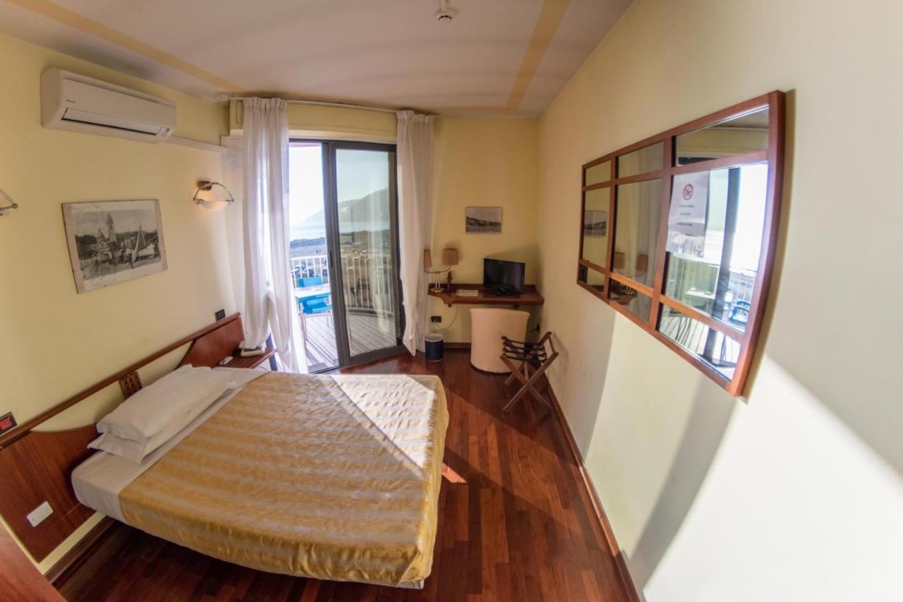 Hotel Sirenella Меле Екстериор снимка