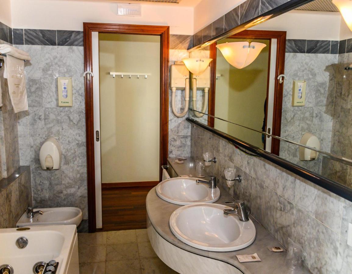 Hotel Sirenella Меле Екстериор снимка