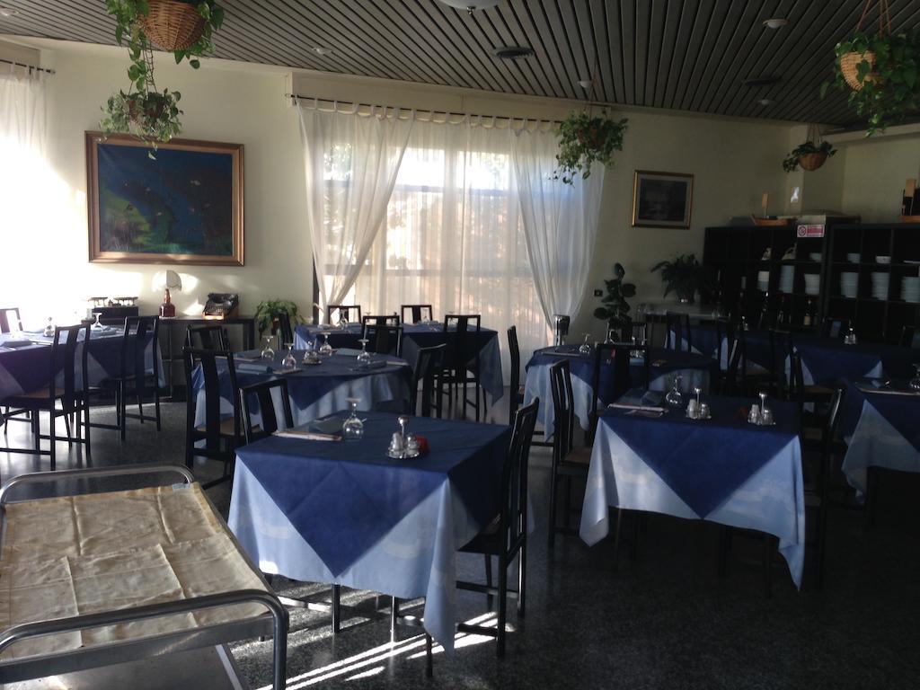Hotel Sirenella Меле Екстериор снимка