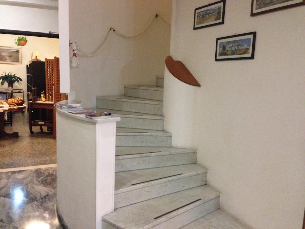 Hotel Sirenella Меле Екстериор снимка
