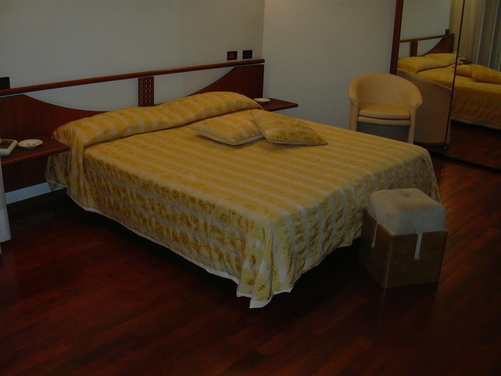 Hotel Sirenella Меле Екстериор снимка